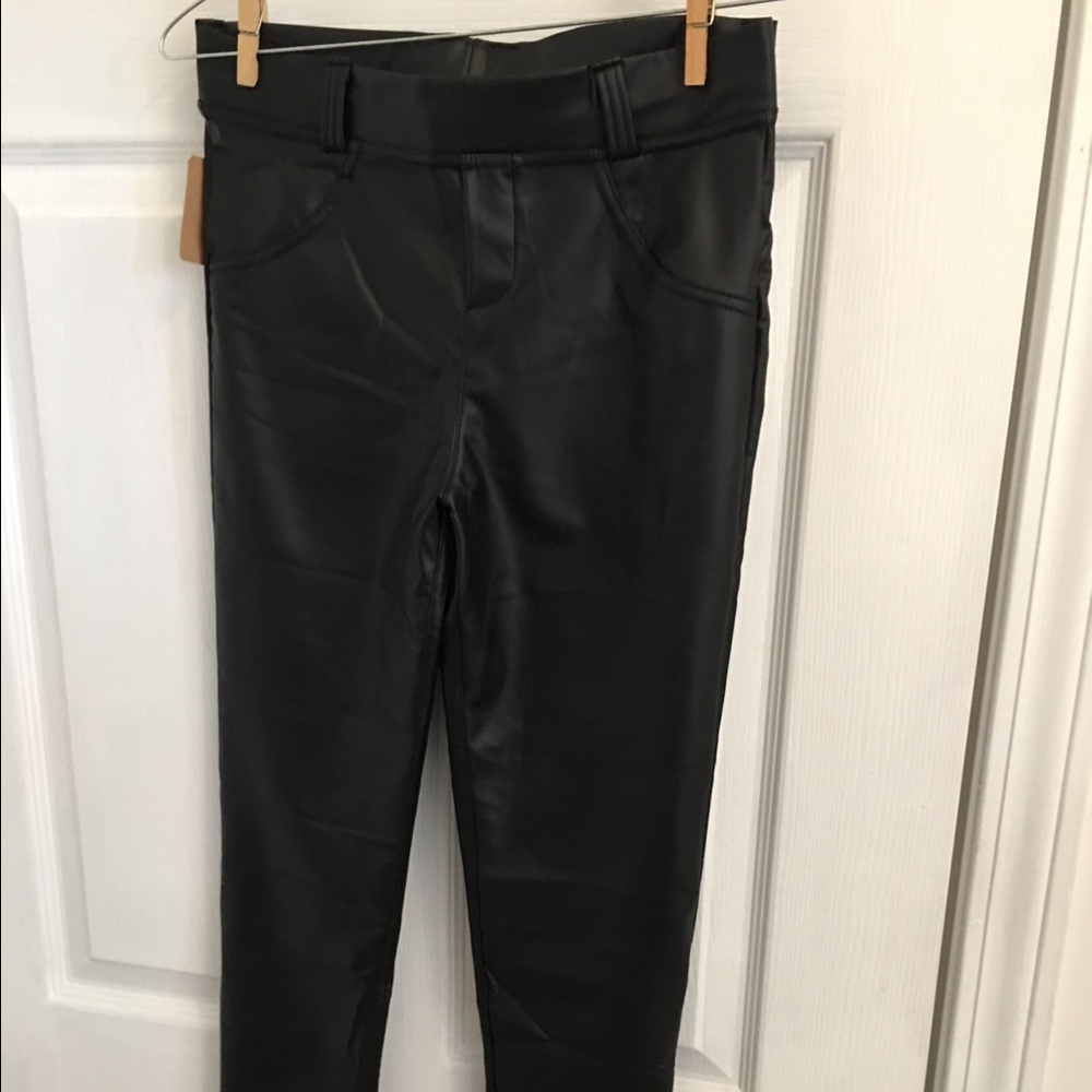 Shiny leather leggings